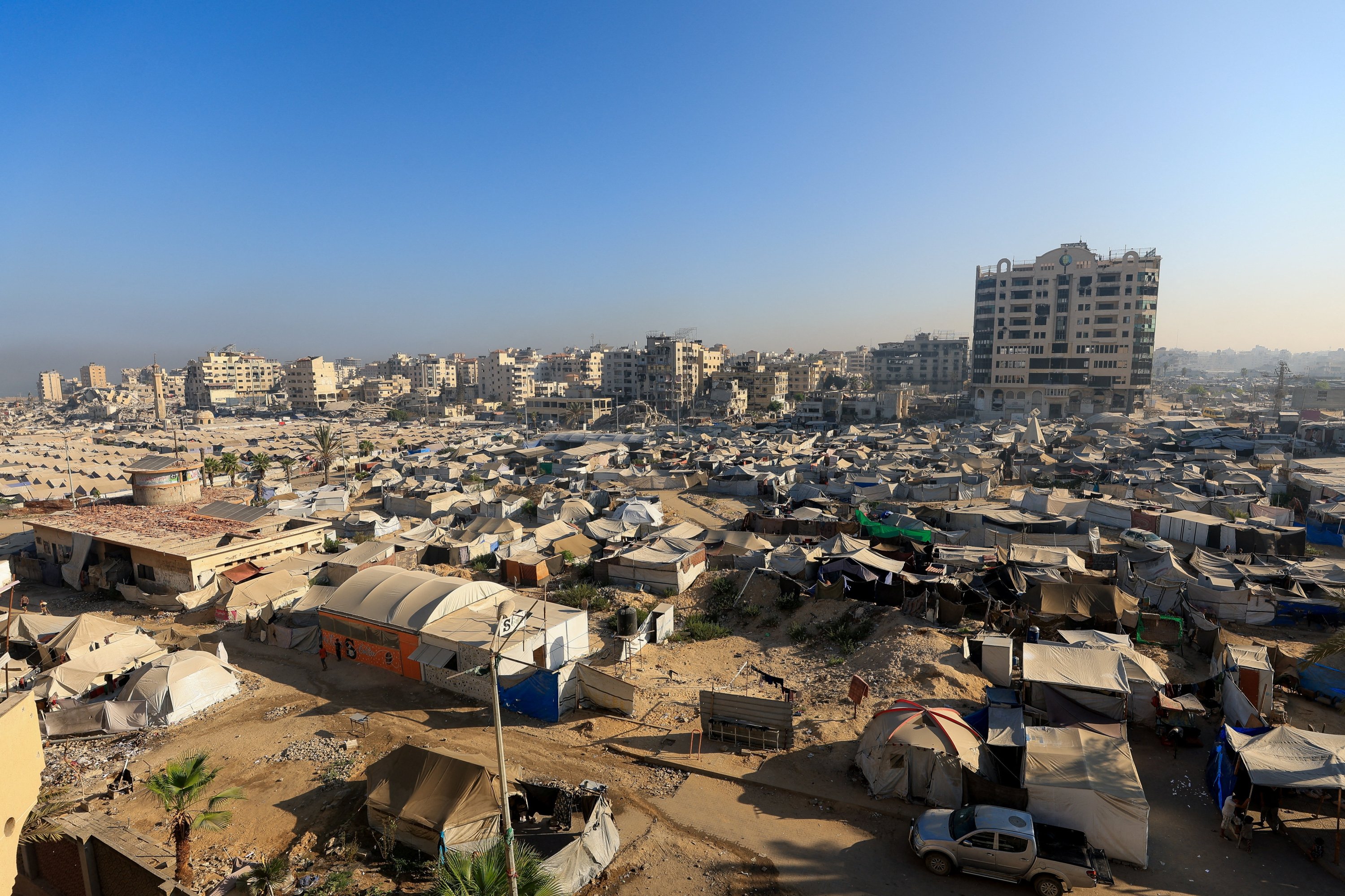 V Gazi ubitih več deset Palestincev, Amnesty opozarja na nezakonito razseljevanje.