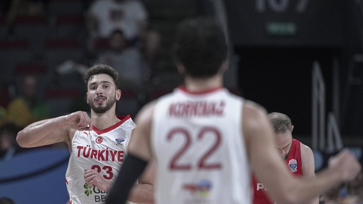 Türkiye&#039;s Alperen Şengün (L) in action during the FIBA EuroBasket 2025 quarterfinals match against Poland at the Riga Arena, Riga, Latvia, Sept. 9, 2025. (AA Photo)