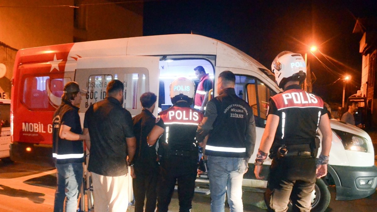 Police officers detain five irregular migrants in Edirne province, northwestern Türkiye, Sept.10, 2025 (AA Photo)