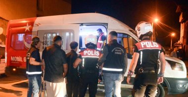 Police officers detain five irregular migrants in Edirne province, northwestern Türkiye, Sept.10, 2025 (AA Photo)