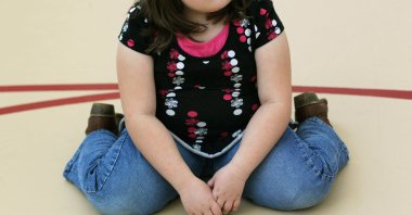 A child sits on the gym floor during the Shapedown program for overweight adolescents and children in Aurora, Colorado, U.S., Nov. 13, 2010. (AFP Photo)