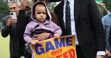 Yomy Lopez holds her daughter as she poses for a photo with New York Mayoral Candidate Zohran Mamdani after a press conference at St. James Park, New York City, U.S., Sept. 10, 2025. (AFP Photo)