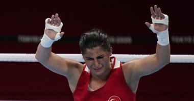 Türkiye&#039;s Busenaz Sürmeneli, after defeating China&#039;s Cu Hong during their women&#039;s welterweight 69-kg boxing gold medal match at the 2020 Summer Olympics, Tokyo, Japan, Aug. 7, 2021. (AP Photo)