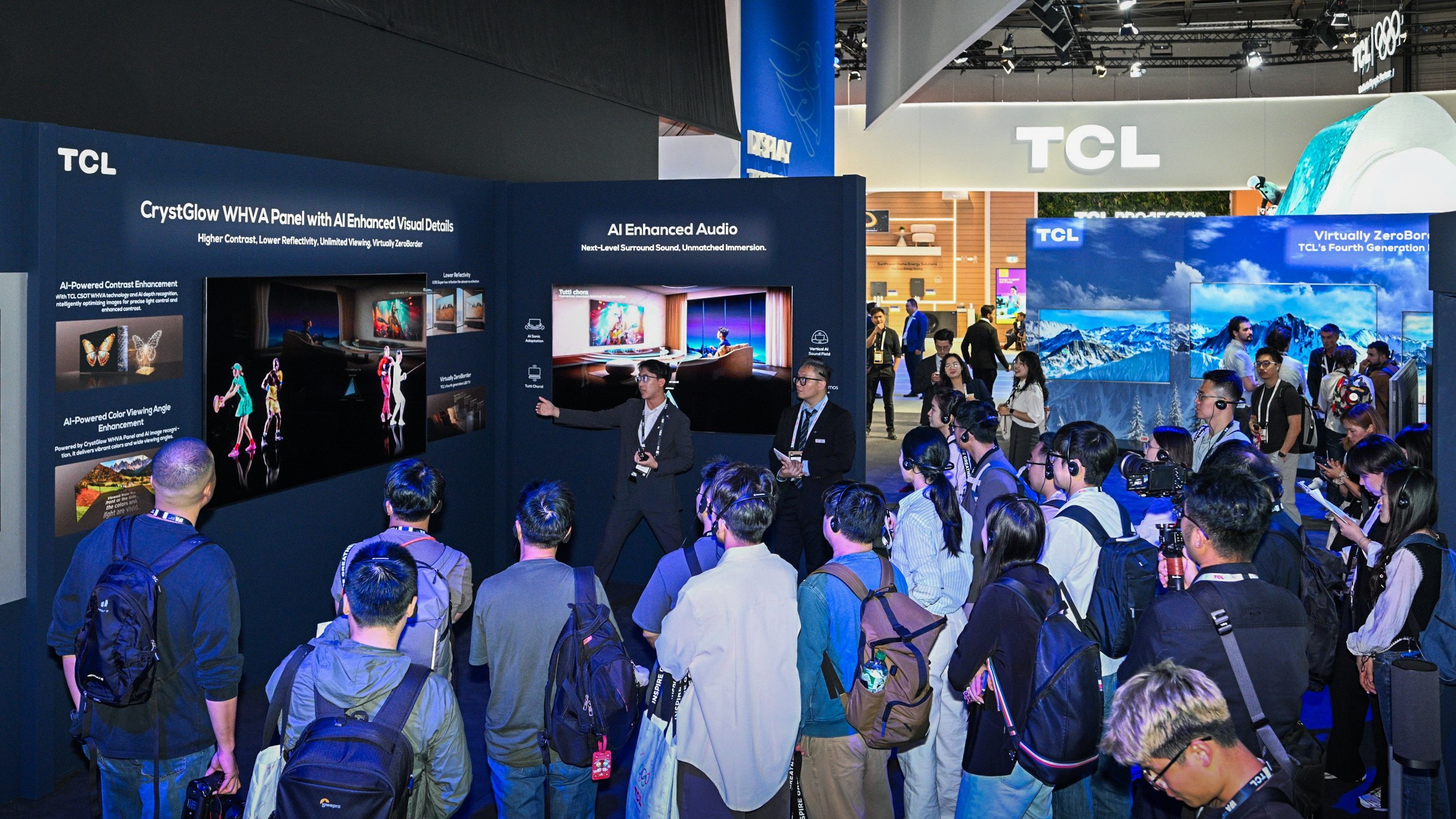 Los visitantes examinan los productos TCL durante la Feria IFA, Berlín, Alemania, 6 de septiembre de 2025. (Cortesía de TCL Electronics)