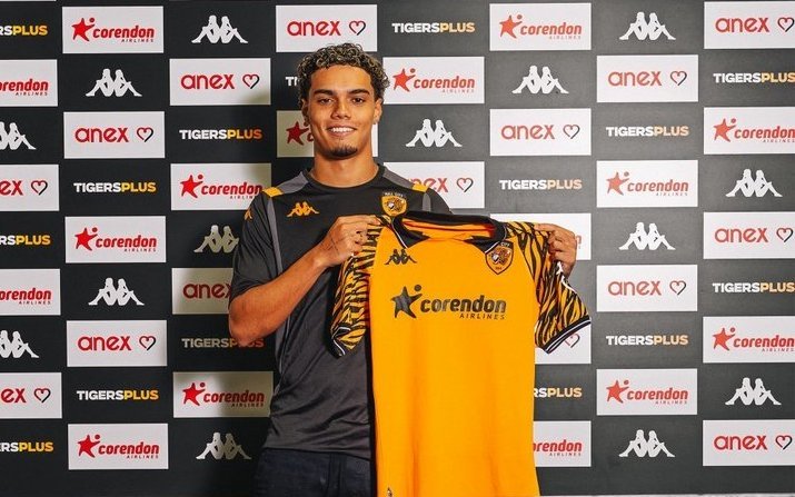 Joao Mendes poses for a photo holding a jersey after signing for Hull City, Hull, U.K., Sept. 11, 2025. (Hull City on X)
