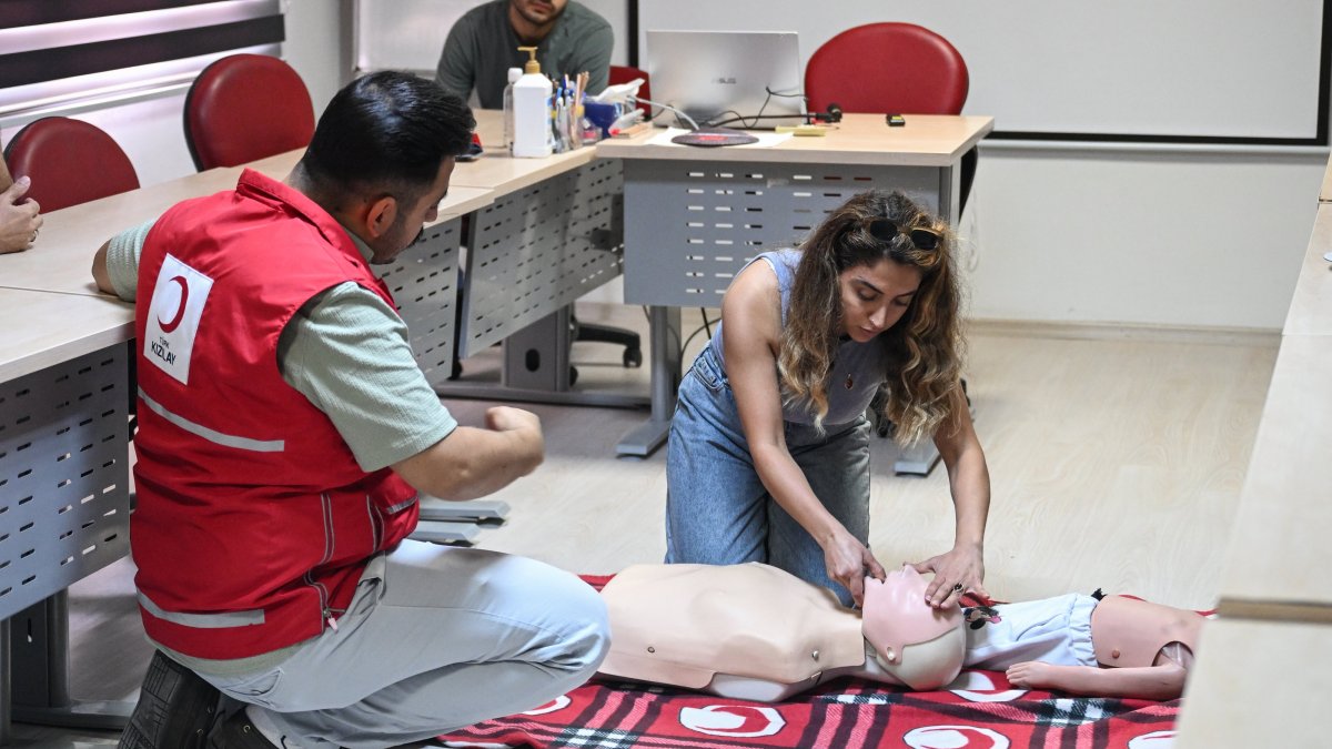 Turkish Red Crescent (Kızılay) conducts first aid training for participants in Adana, Türkiye, Sept. 9, 2025. (AA Photo)