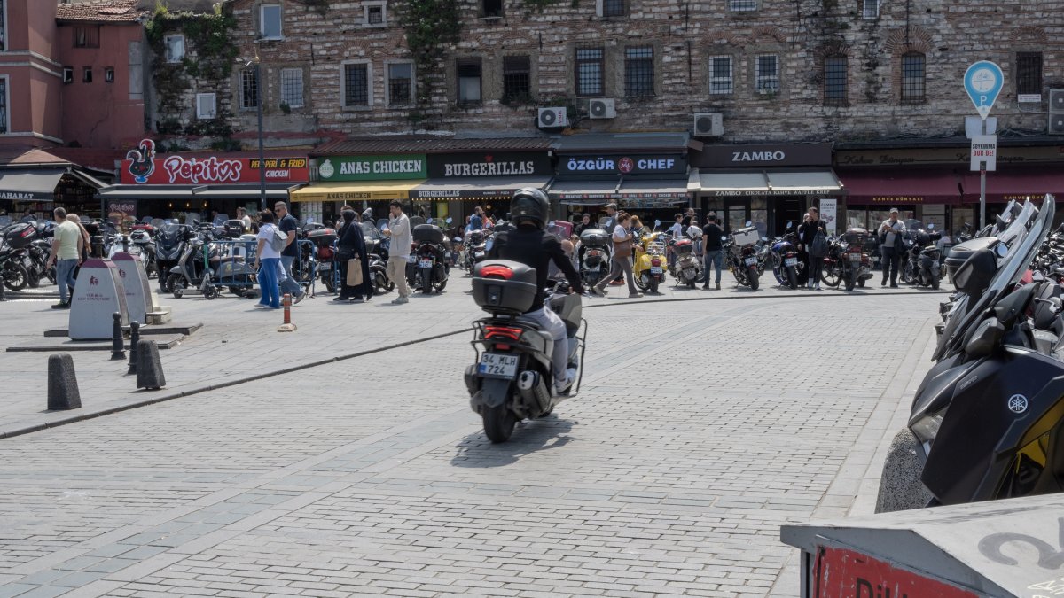 A motorcycle parks on a busy street in Eminönü, Istanbul, Türkiye, May 19, 2025. (Shutterstock Photo)