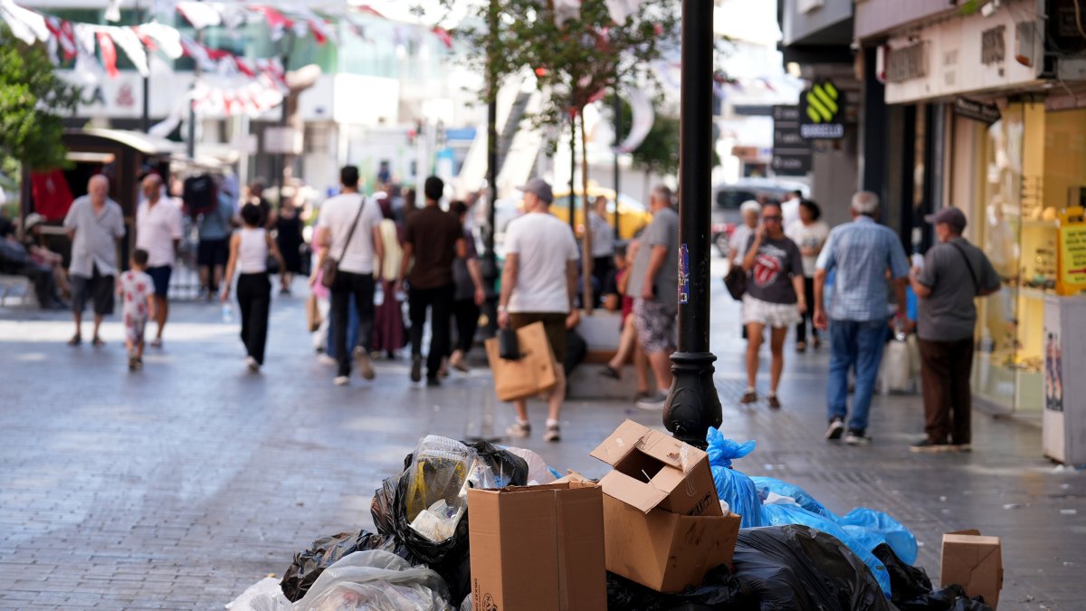 Overflowing garbage piles cover a busy street, creating strong odors and disrupting daily life, Izmir, Türkiye, Sept. 11, 2025. (AA Photo)