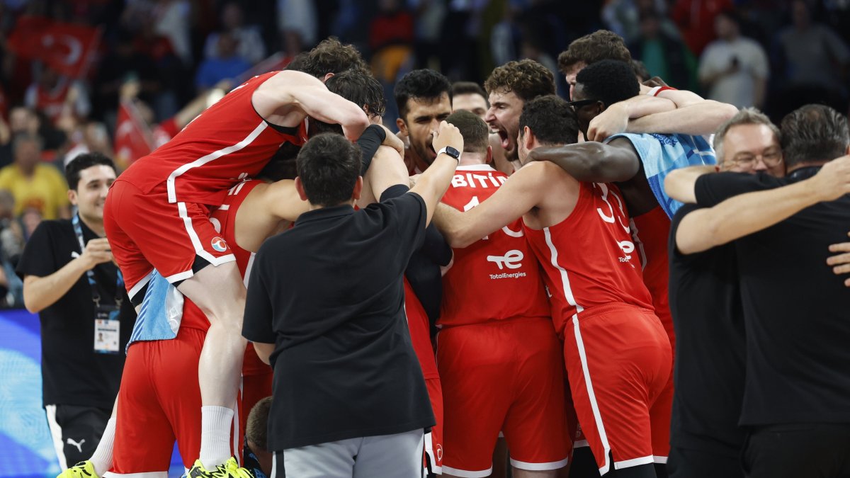 Türkiye crush Greece to advance to EuroBasket final | Daily Sabah