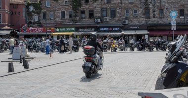 A motorcycle parks on a busy street in Eminönü, Istanbul, Türkiye, May 19, 2025. (Shutterstock Photo)