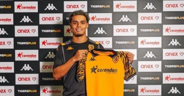 Joao Mendes poses for a photo holding a jersey after signing for Hull City, Hull, U.K., Sept. 11, 2025. (Hull City on X)