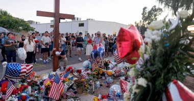 People visit a memorial for Charlie Kirk at the Turning Point USA headquarters in Phoenix, Arizona, U.S., Sept. 12, 2025. (AFP Photo)
