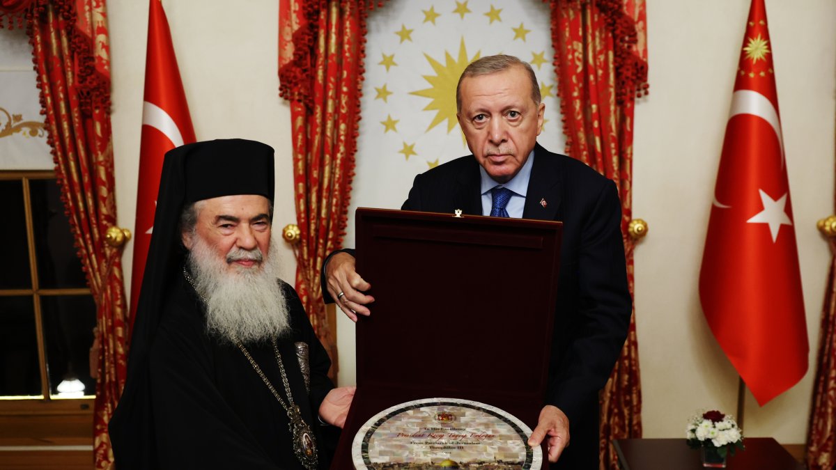 President Recep Tayyip Erdoğan and Patriarch Theophilos Giannopoulos (L) exchanged gifts during their meeting in Istanbul, Türkiye, Sept. 13, 2025. (DHA Photo)