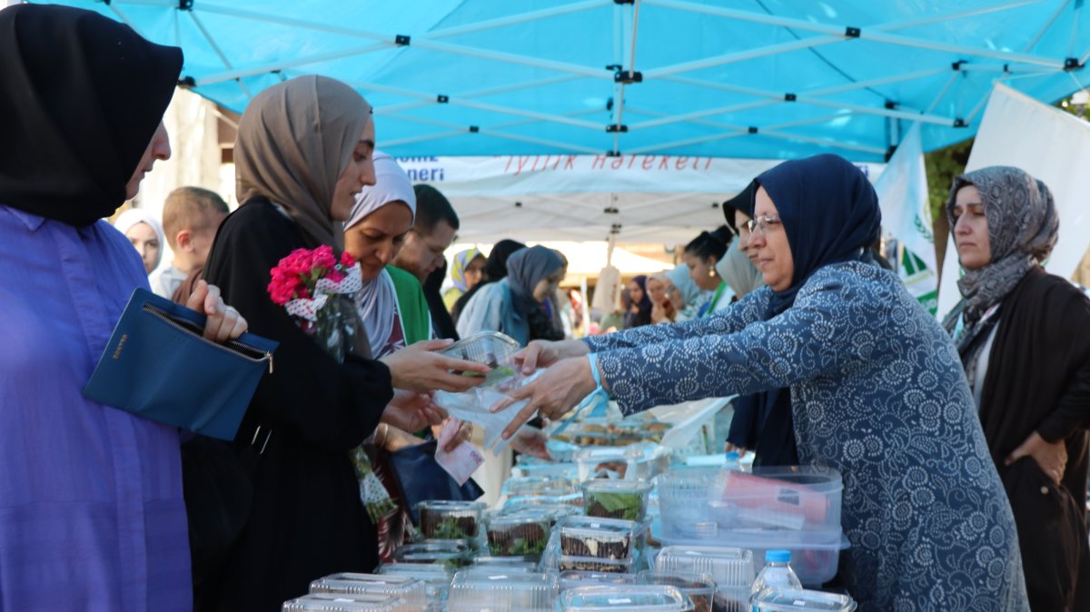 Charity stands display clothing, food, toys and gifts at the “From Üsküdar to Gaza, a Bridge of Hearts” bazaar, Üsküdar, Istanbul, Türkie, Sept. 12, 2025. (AA Photo)