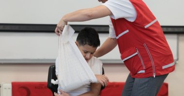 A Kızılay instructor demonstrates first aid techniques to students during a training session in Ankara, Türkiye, Sept. 13, 2025. (IHA Photo)