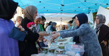 Charity stands display clothing, food, toys and gifts at the “From Üsküdar to Gaza, a Bridge of Hearts” bazaar, Üsküdar, Istanbul, Türkie, Sept. 12, 2025. (AA Photo)