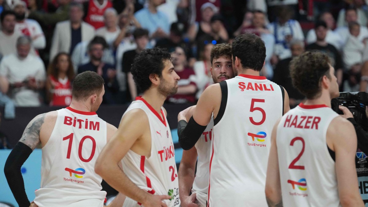 Türkiye&#039;s players react after losing the FIBA EuroBasket 2025 final between Türkiye and Germany at the Xiaomi Arena, Riga, Latvia, Sept. 14, 2025. (AFP Photo)