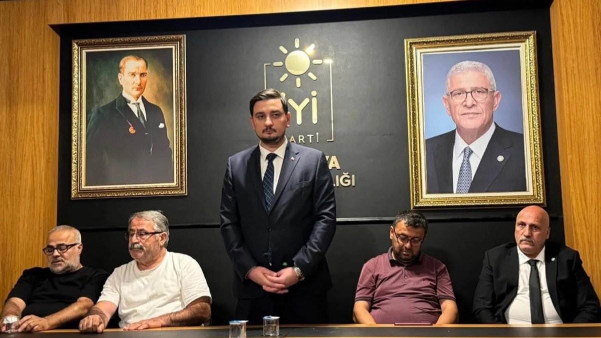 Good Party (IP) Provincial Chair Ahmet Uçak (C) resigns, along with other district officials, Sakarya province, Türkiye, Sept. 15, 2025. (IHA Photo)