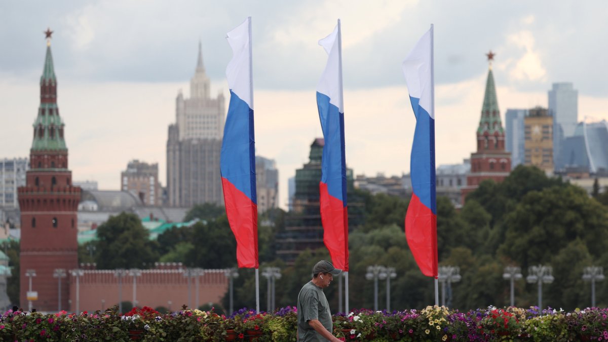 People walk outside the Kremlin on the Russian National Flag Day, Moscow, Russia, Aug. 22, 2025. (EPA Photo)