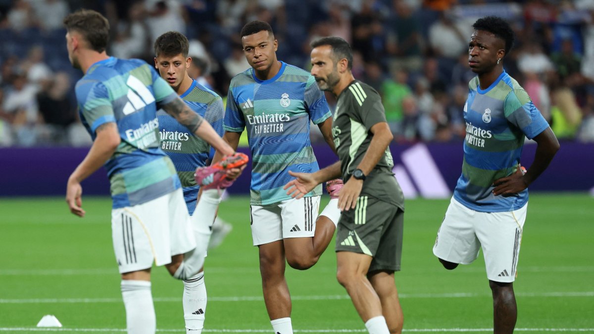 (From L-R) Real Madrid&#039;s Arda Güler, Kylian Mbappe, and Vinicius Junior warm up before the La Liga match against Mallorca at the Bernabeu Stadium, Madrid, Spain, Aug. 30, 2025. (AFP Photo)