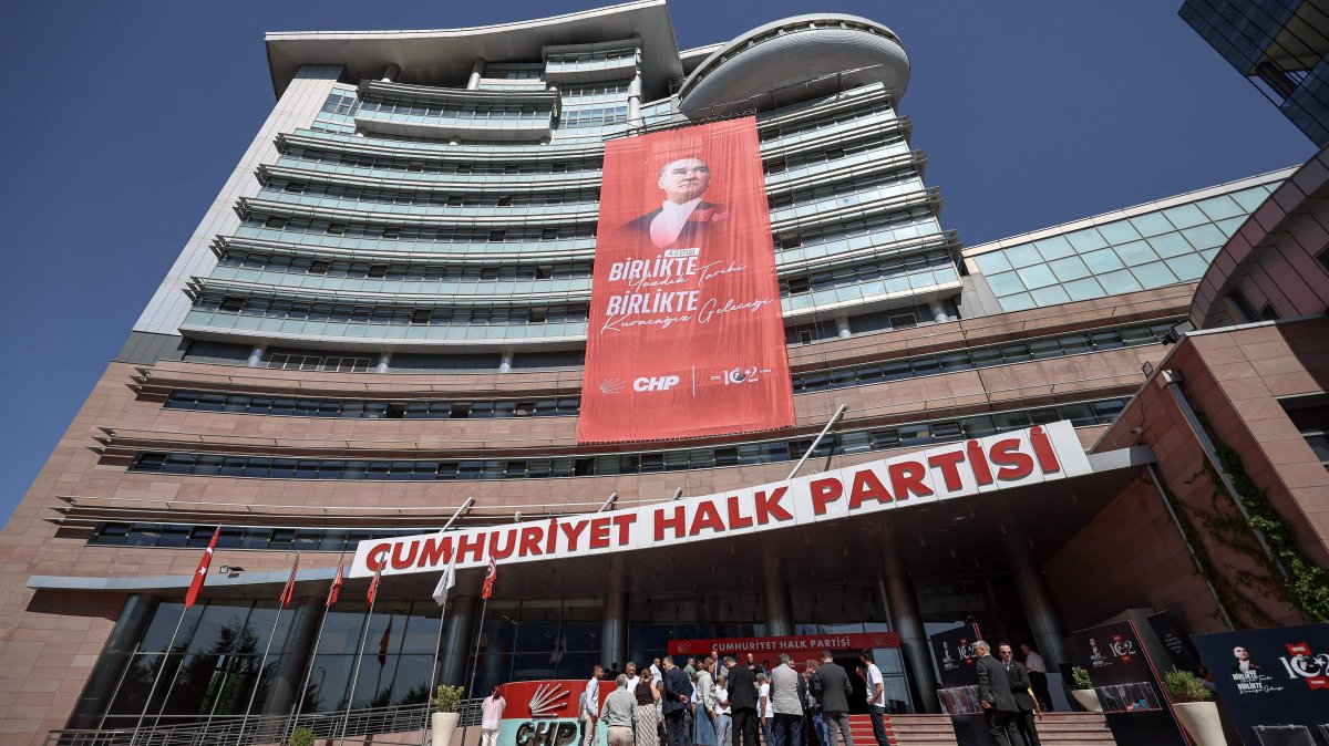 Journalists wait outside the CHP headquarters during the hearing, Ankara, Türkiye, Sept. 15, 2025. (AFP Photo)