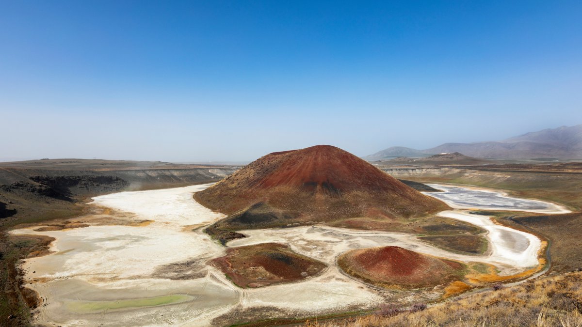 The dried crater of Meke Lake in the Karapınar district exposes a parched lakebed, Konya, Türkiye. (Shutterstock Photo)