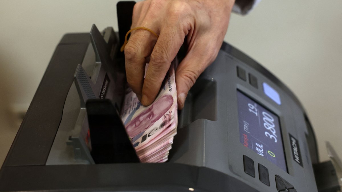 Turkish lira banknotes are counted at a foreign exchange office in Ankara, Türkiye, July 20, 2023. (AFP Photo)