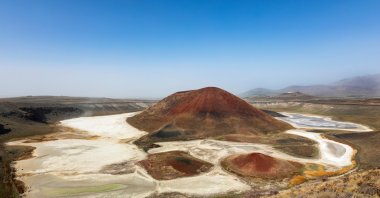 The dried crater of Meke Lake in the Karapınar district exposes a parched lakebed, Konya, Türkiye. (Shutterstock Photo)