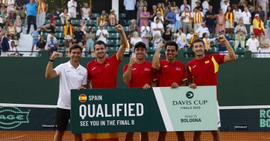Davis Cup&#039;s Spanish team players celebrate after defeating the Danish team in the Davis Cup Qualifying second round at Puente Romano tennis club in Marbella, Malaga, Spain, Sept. 14, 2025. (EPA Photo)