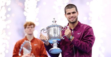 Spain&#039;s Carlos Alcaraz (R) poses with his trophy after defeating Jannik Sinner of Italy during their Men&#039;s Singles Final match on Day Fifteen of the 2025 US Open at USTA Billie Jean King National Tennis Center, New York City, U.S., Sept. 7, 2025. (AFP Photo)