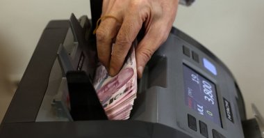 Turkish lira banknotes are counted at a foreign exchange office in Ankara, Türkiye, July 20, 2023. (AFP Photo)