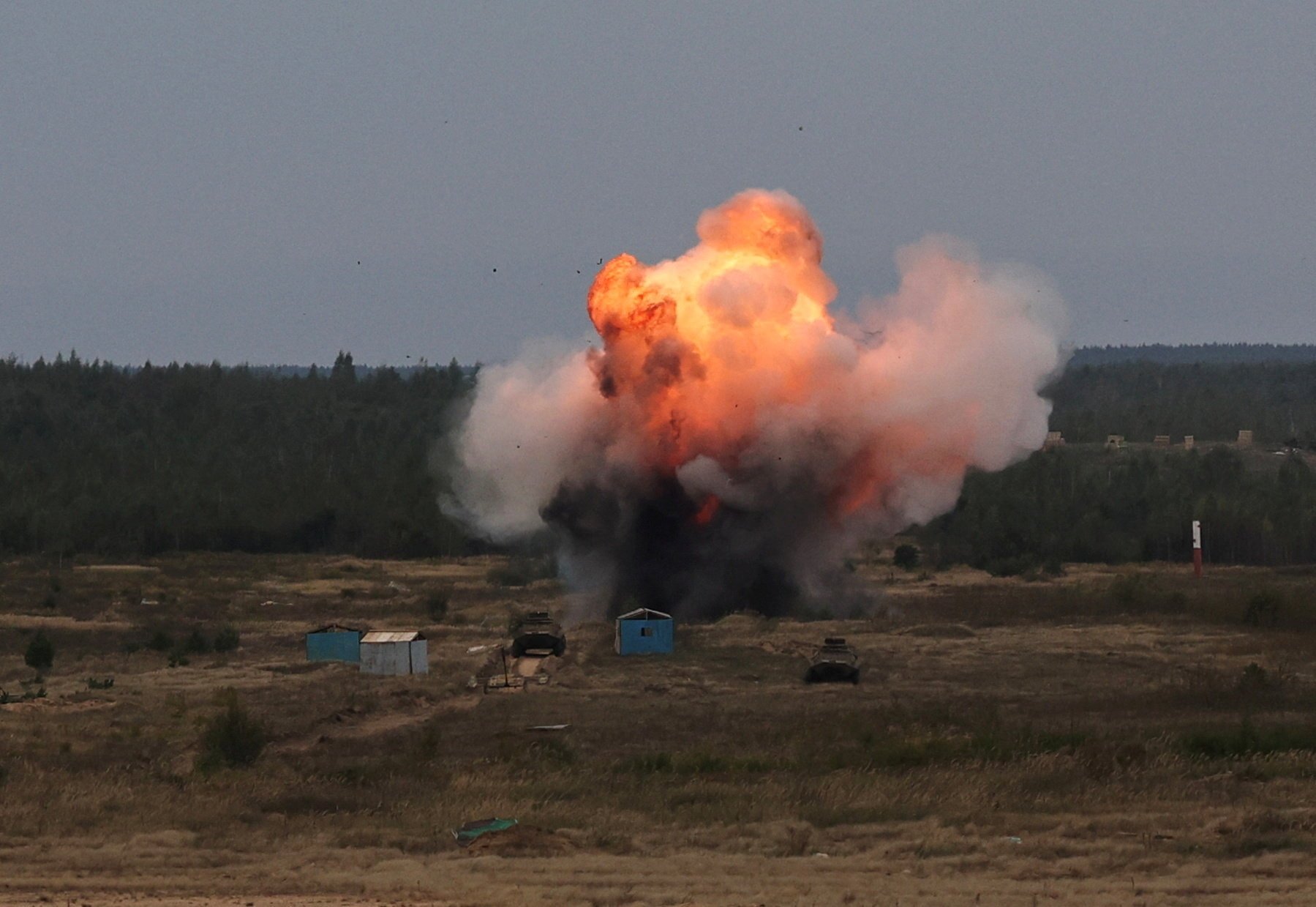 El humo y las llamas se elevan después de una explosión durante la articulación Rusia-Belaro