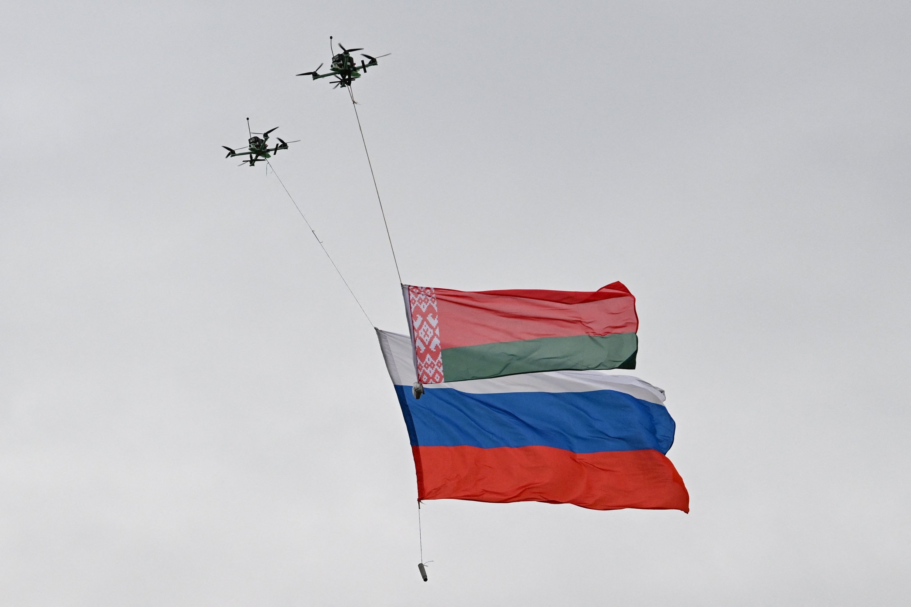 Los drones vuelan con banderas de Rusia y Bielorrusia durante el