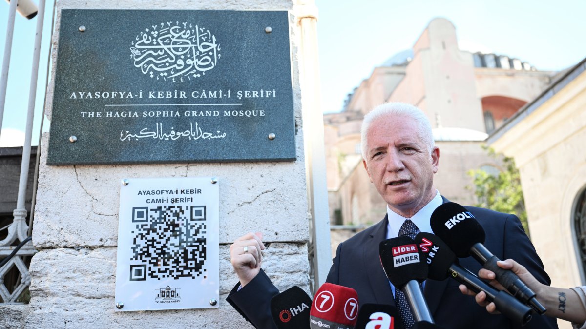 Istanbul Governor Davut Gül presents a QR code in front of Ayasofya Mosque as part of the &quot;Digital Istanbul&quot; project, Istanbul, Türkiye, Sept. 16, 2025. (AA Photo)