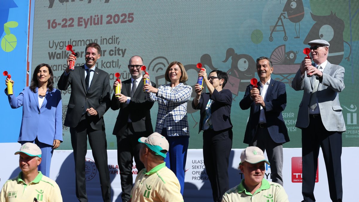 EU Deputy Head of Delegation Jurgis Vilcinskas is seen with Eskişehir Mayor Ayşe Ünlüce and officials during the opening ceremony of EU Mobility Week, Eskişehir, Türkiye, Sept.16, 2025 (AA Photo)