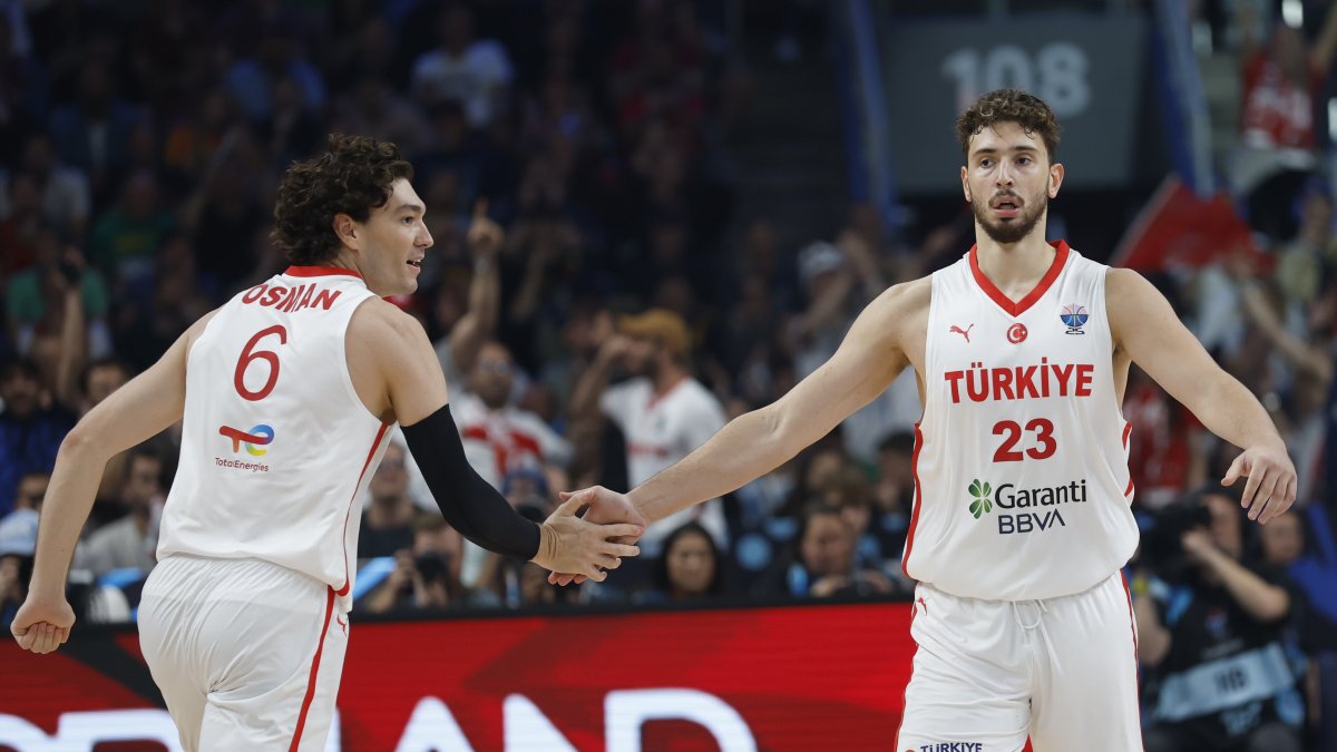 Türkiye&#039;s Cedi Osman (L) and Alperen Şengün react during the final of the FIBA EuroBasket 2025 against Germany, Riga, Latvia, Sept. 14, 2025. (EPA Photo)
