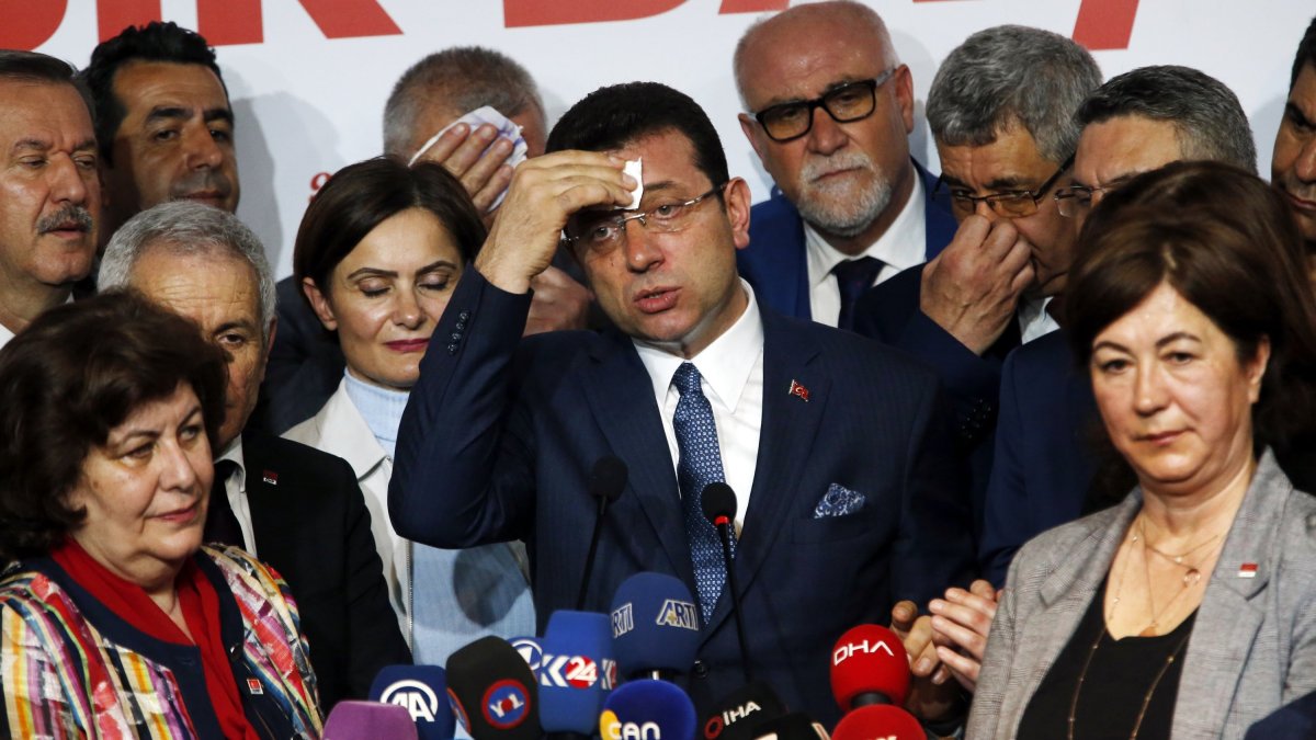 Former Istanbul Mayor Ekrem Imamoğlu (C) takes a break as he talks to journalists, Istanbul, Türkiye, April 9, 2019. (AP Photo)