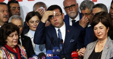 Former Istanbul Mayor Ekrem Imamoğlu (C) takes a break as he talks to journalists, Istanbul, Türkiye, April 9, 2019. (AP Photo)
