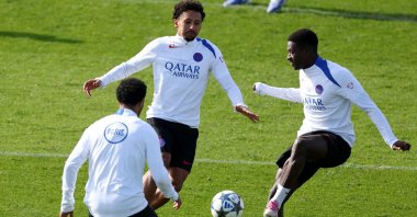 Paris Saint-Germain&#039;s Nuno Mendes (R) challenges Marquinhos during a training session on the eve of the UEFA Champions League first round day 1 football match against Atalanta at the Campus Paris Saint-Germain, Paris, France, Sept. 16, 2025. (AFP Photo)