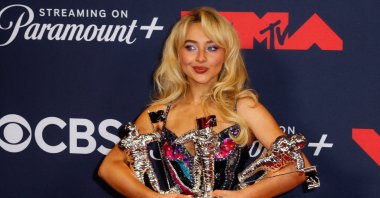 Sabrina Carpenter poses with awards at the 2025 MTV Video Music Awards in Elmont, New York, U.S., Sept. 7, 2025. (Reuters Photo)
