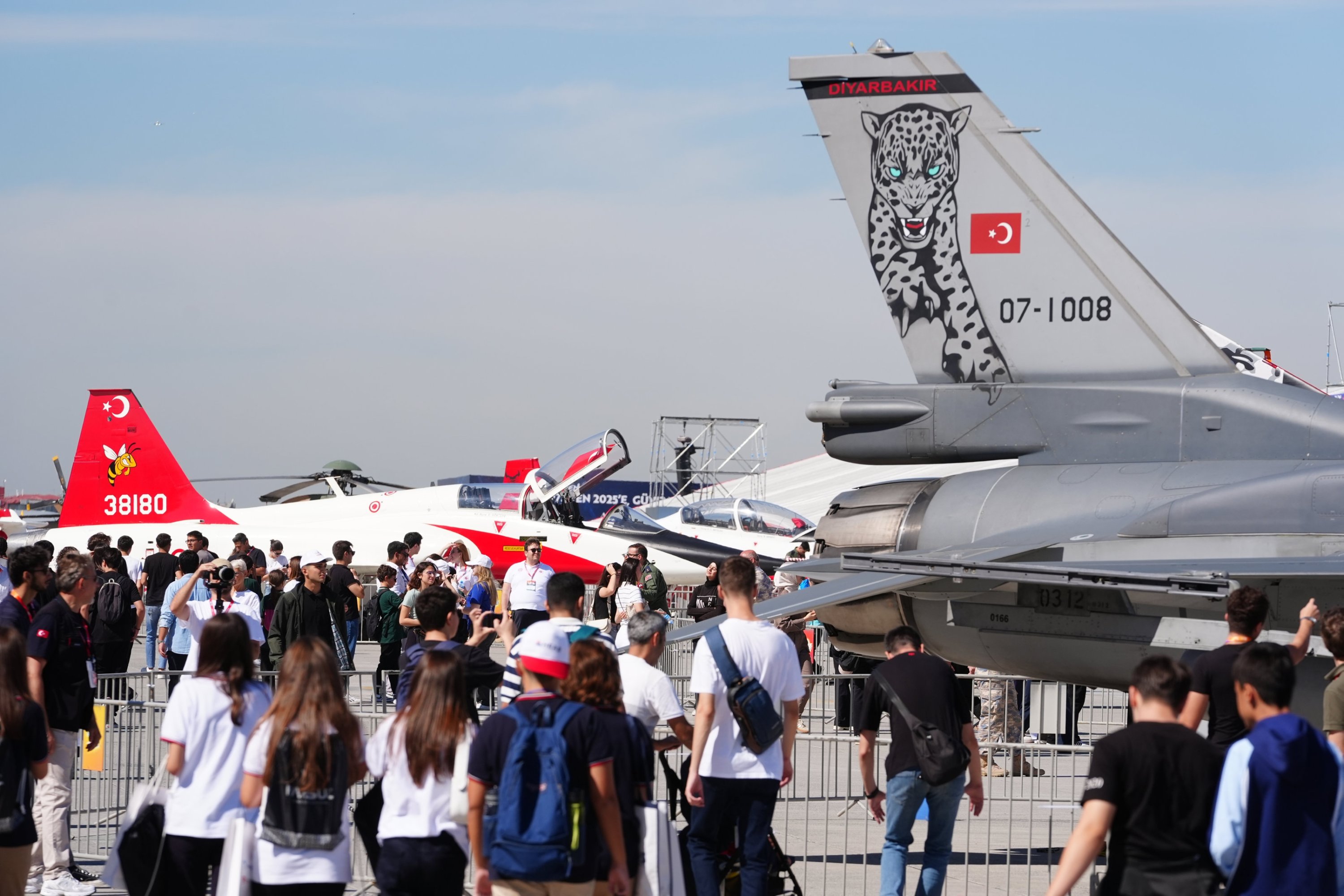 Los visitantes son vistos en el aeropuerto de Atatürk como comienza el Festival Aeroespacial y de Tecnología Teknofest, Estambul, Türkiye, 17 de septiembre de 2025. (Foto de AA)