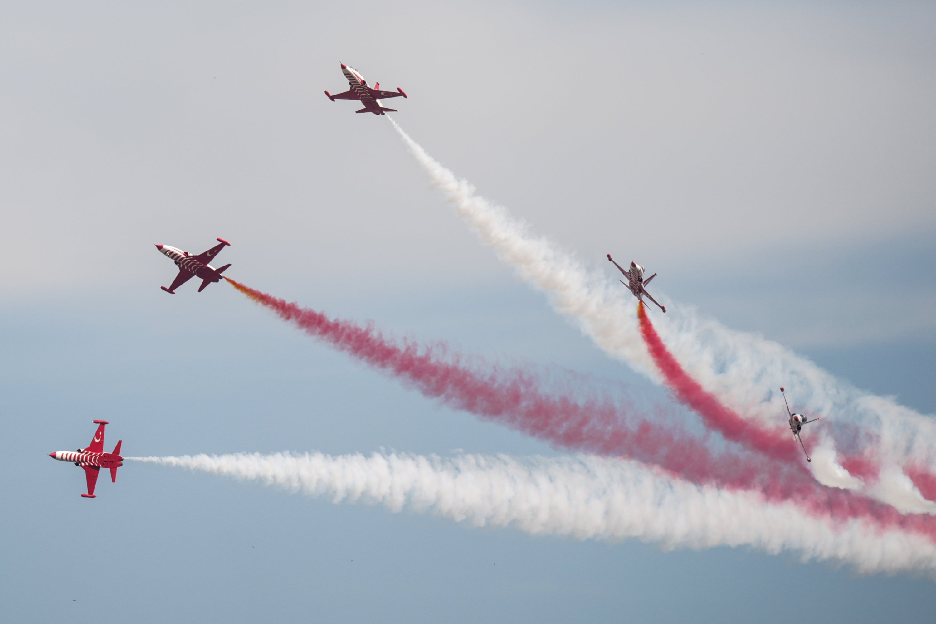 Las estrellas turcas de la Fuerza Aérea turca realizan una demostración aérea como el festival aeroespacial y de tecnología que comienza Teknofest, Estambul, Türkiye, 17 de septiembre de 2025. (Foto de AA)