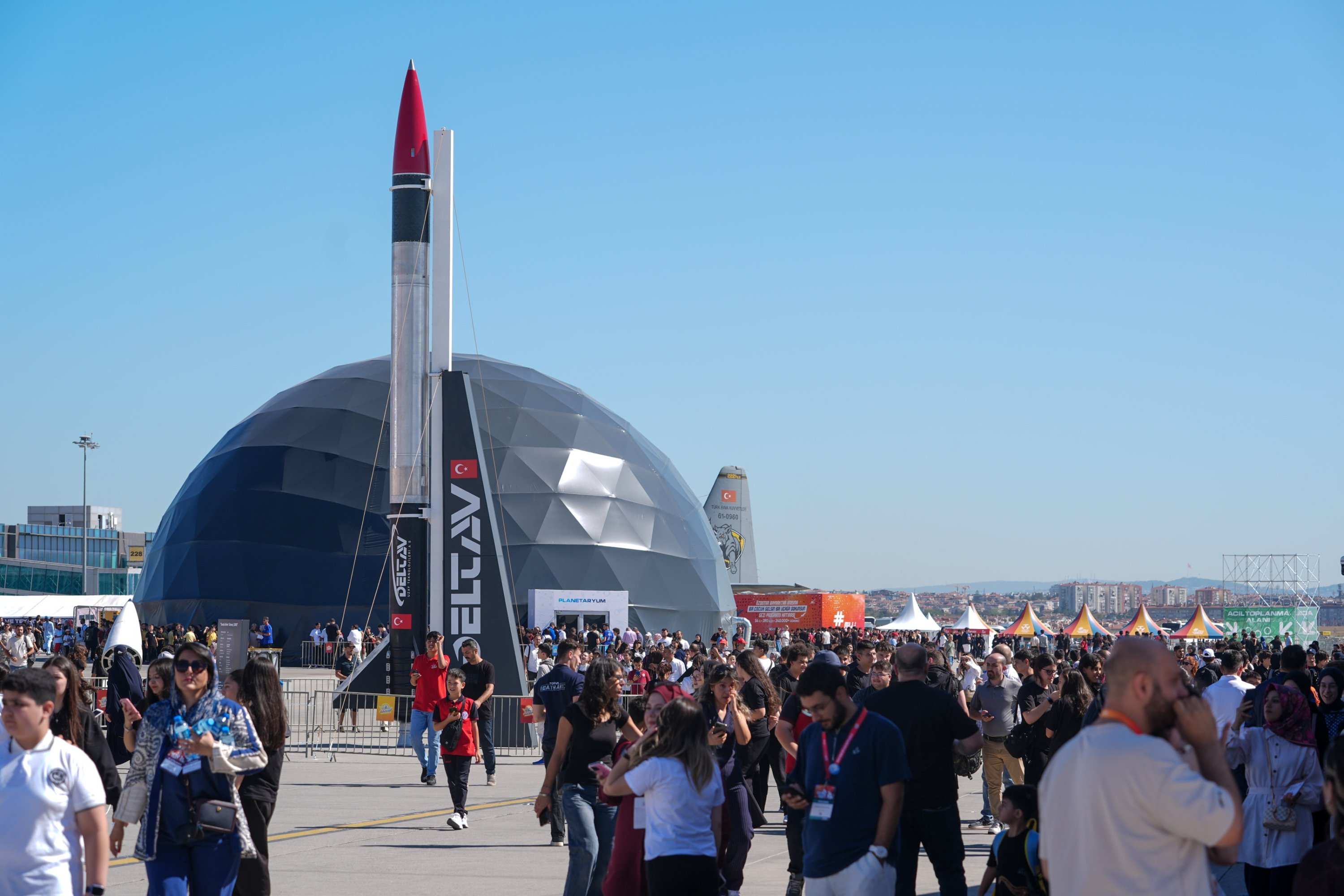 Los visitantes son vistos en el aeropuerto de Atatürk como comienza el Festival Aeroespacial y de Tecnología Teknofest, Estambul, Türkiye, 17 de septiembre de 2025. (Foto de AA)