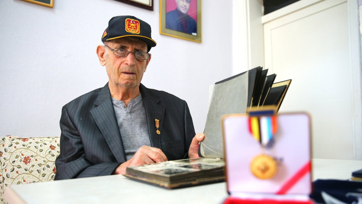 Hakkı Özgülbaş, 95, proudly displays the veteran’s medal he received after volunteering for the Korean War, in Adana, southern Türkiye, Sept. 17, 2025. (AA Photo)