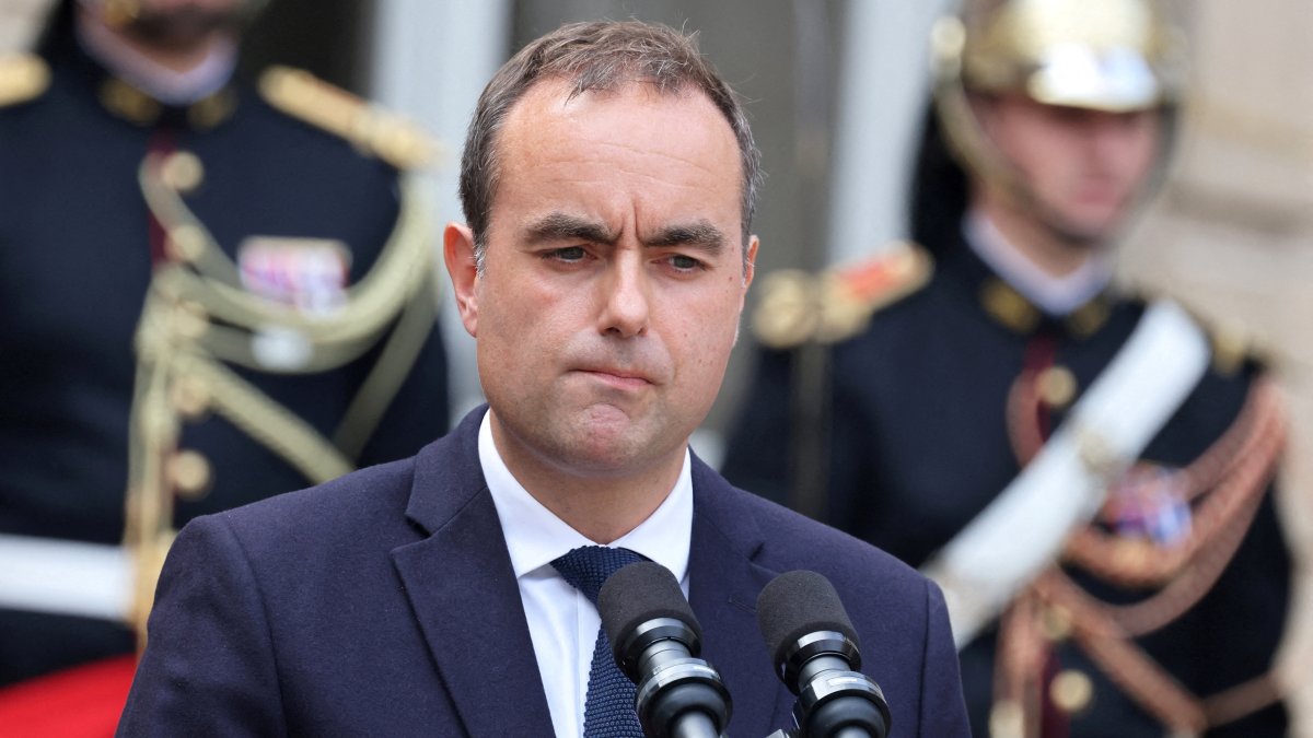 France&#039;s newly-appointed Prime Minister Sebastien Lecornu reacts as he speaks at the end of the handover ceremony at the Hotel Matignon, Paris, France, Sept. 10, 2025. (Reuters Photo)