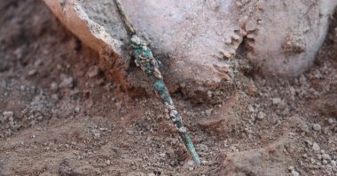 A spear tip is unearthed from a grave containing burial gifts during this year’s excavations at the Ikiztepe Mound in Bafra, Samsun, northern Türkiye, Sept. 16, 2025. (AA Photo)