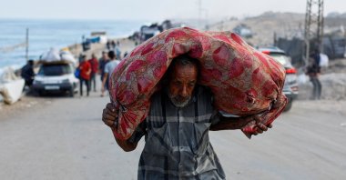 A displaced Palestinian man flees northern Gaza due to an Israeli military operation, in the central Gaza Strip, Palestine, Sept. 17, 2025. (Retuers Photo)