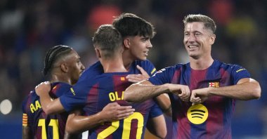 Barcelona&#039;s Robert Lewandowski (R) celebrates with teammates after scoring the 6-0 goal during the Spanish La Liga match against Valencia, Barcelona, Spain, Sept. 14, 2025. (EPA Photo)