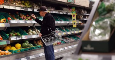 A shopper at a supermarket in London, Britain, Aug. 26, 2025. (EPA Photo)