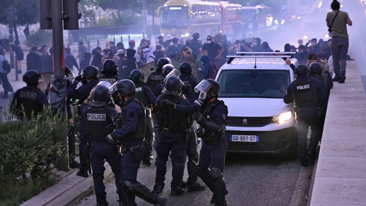 Riot police forces arrive to disperse protesters trying to block a road in Marseille, southeastern France, Sept.18, 2025. (AFP Photo)